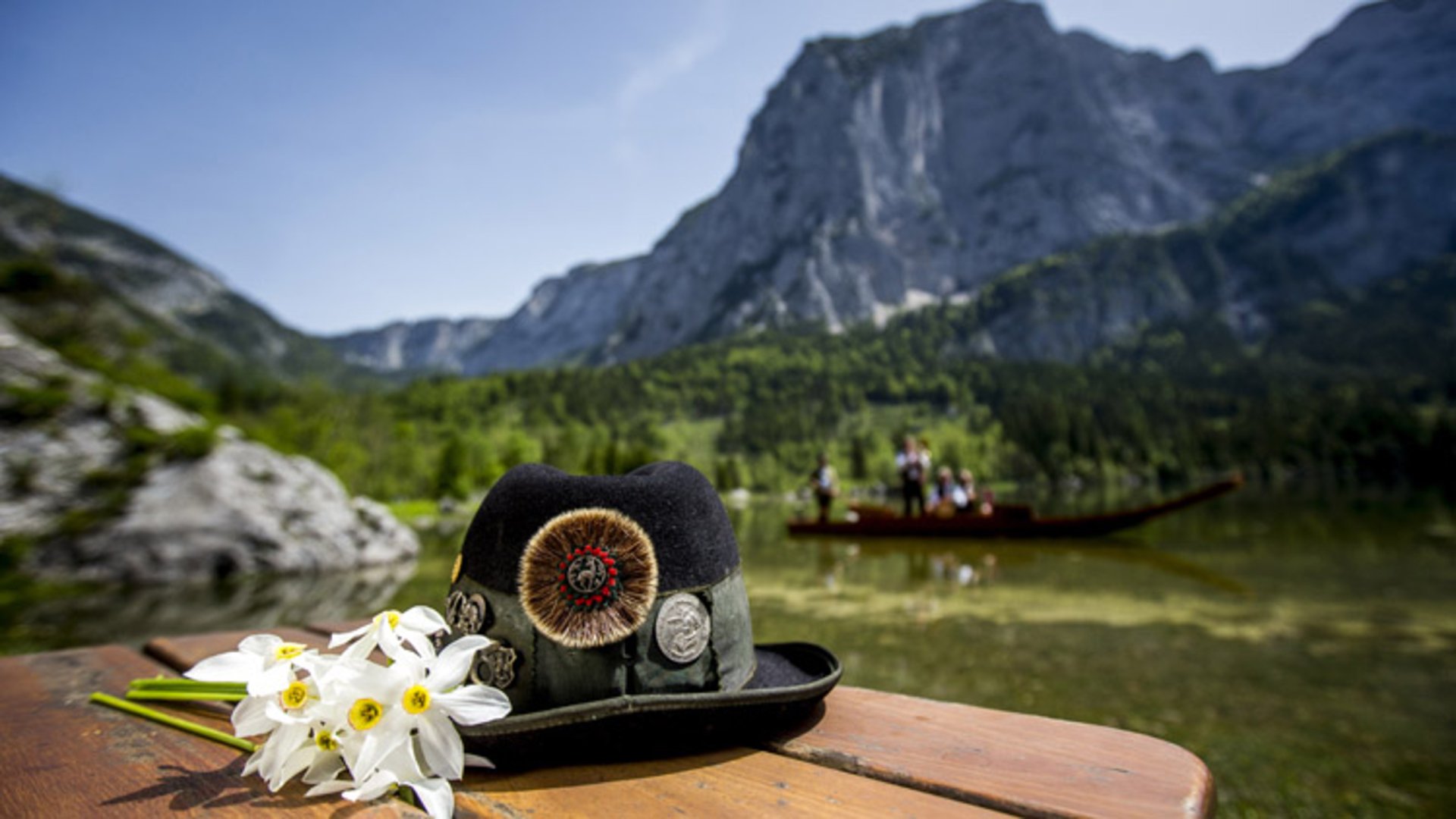 Altausseer See mit Plätte, Ausseer Hut und Narzissen (c) TVB Ausseerland - Salzkammergut | Tom Lamm Altausseer See mit Plätte, Ausseer Hut und Narzissen (c) TVB Ausseerland - Salzkammergut | Tom Lamm